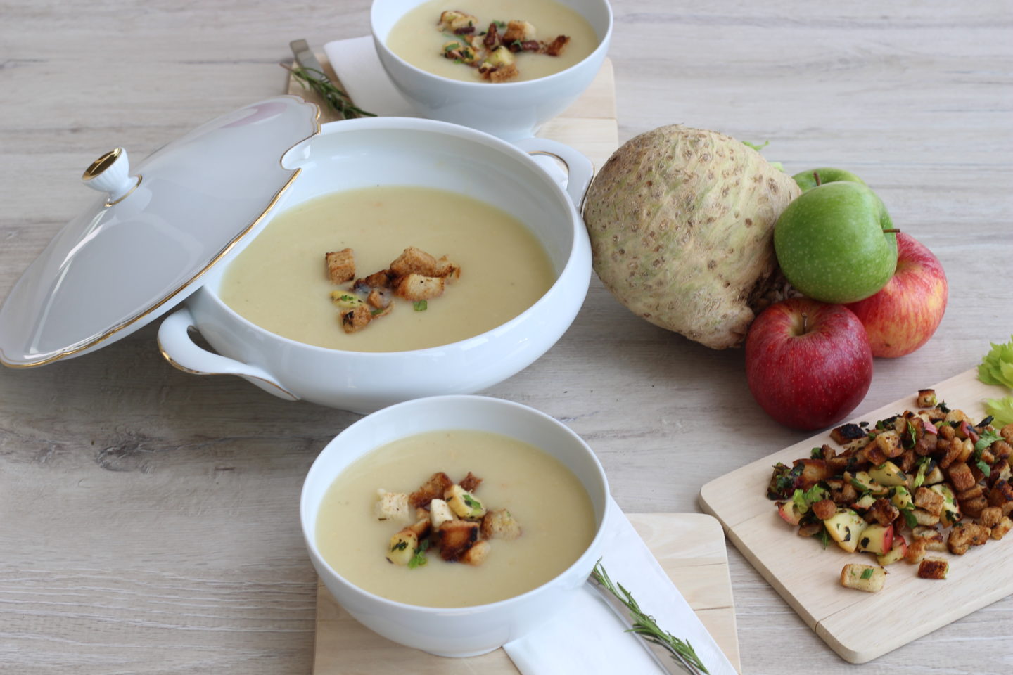Vegane Apfel – Sellerie Suppe mit Kräuter Croutons