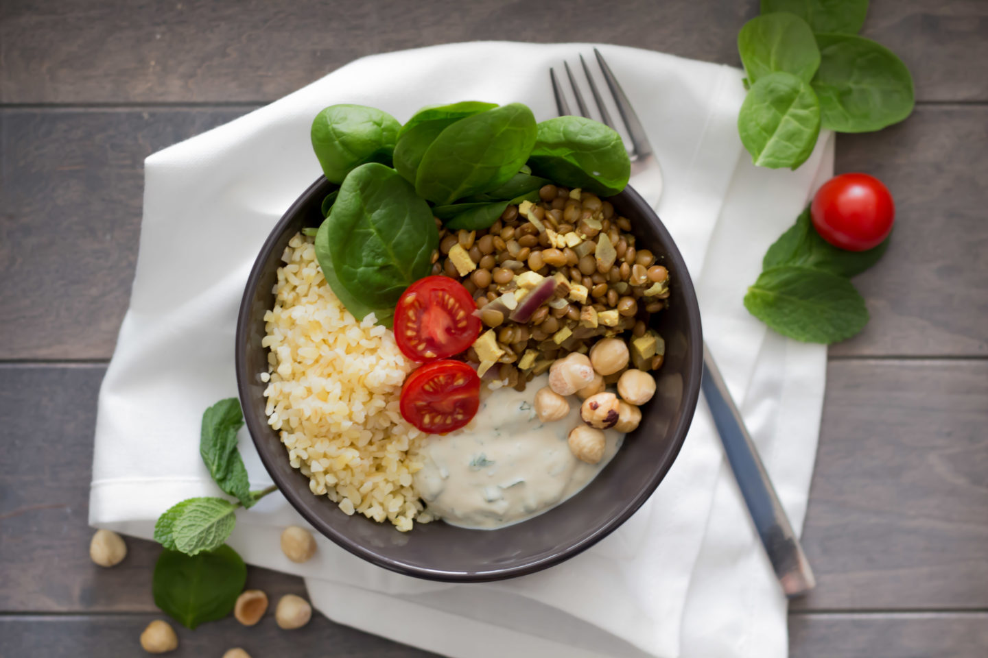 Heute gibt es eine köstliche Vegane Spinat Bowl mit Linsen und erfrischender Minzecreme!