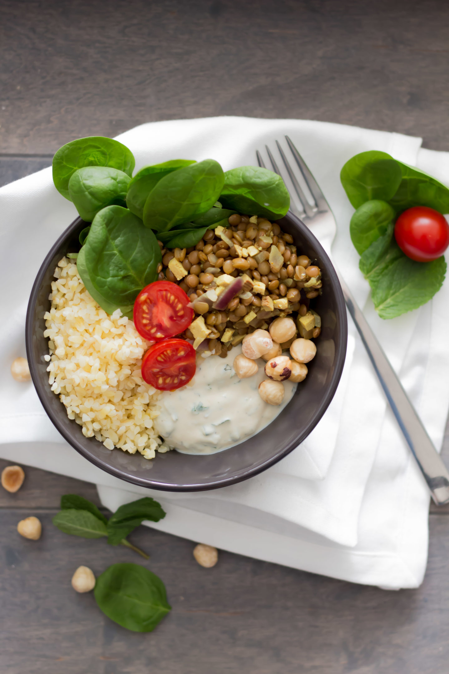 Vegane Spinat Bowl mit Linsen und erfrischender Minzecreme!