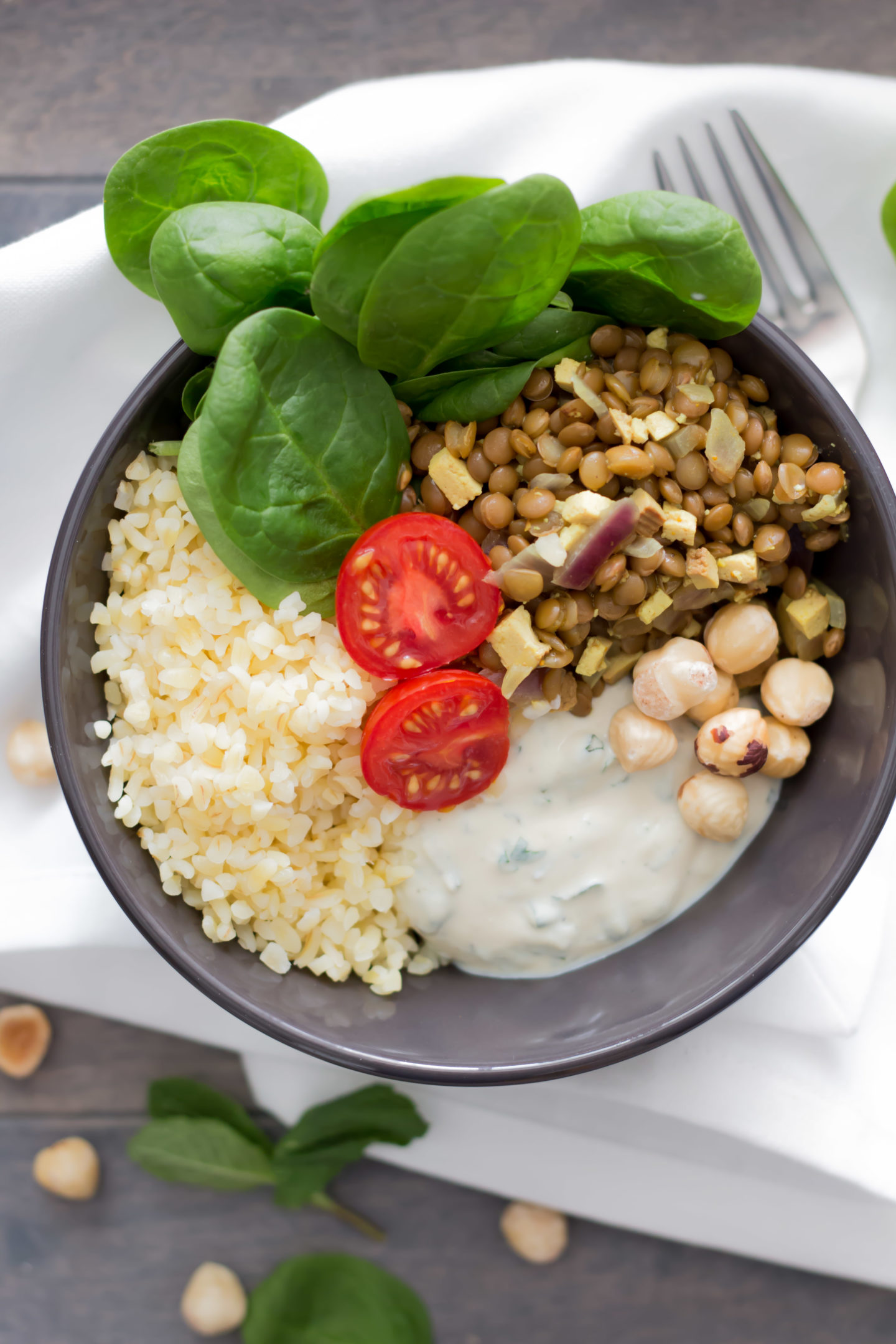 Vegane Spinat Bowl mit Linsen und erfrischender Minzecreme!
