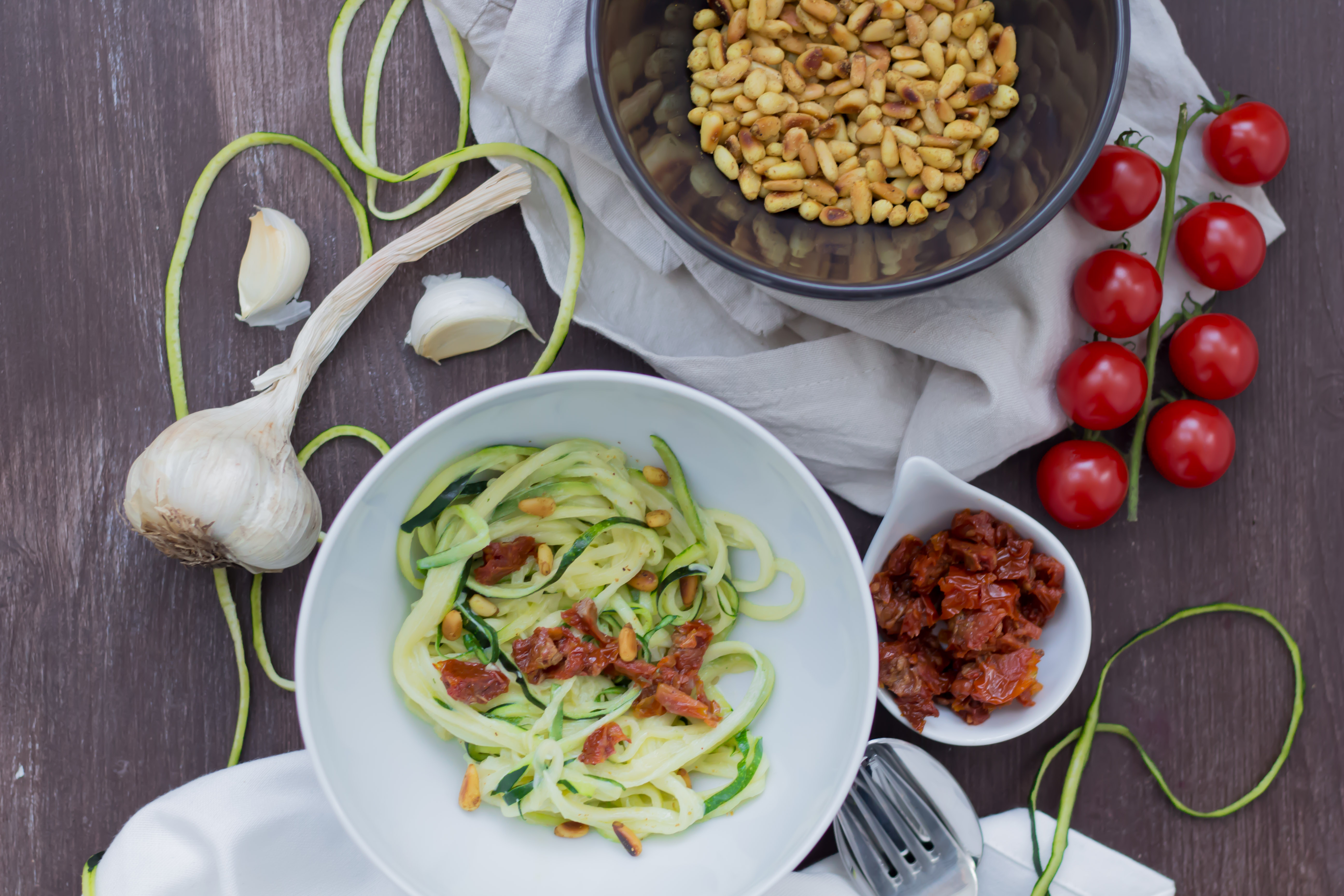 Vegane Zucchini Nudeln mit gerösteten Pinienkernen - Dein Homespa