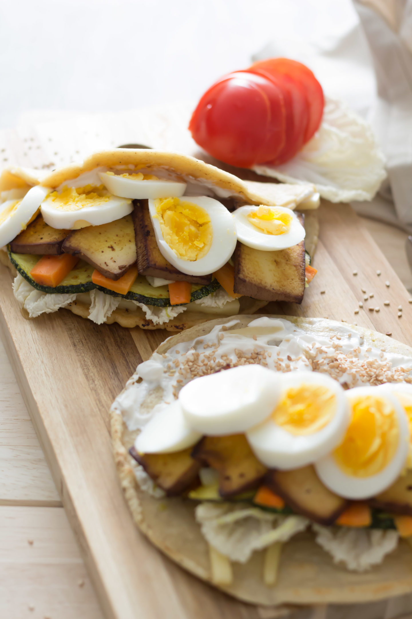 Veganes Omelette mit geröstetem Zucchinigemüse für deinen Osterbrunch!