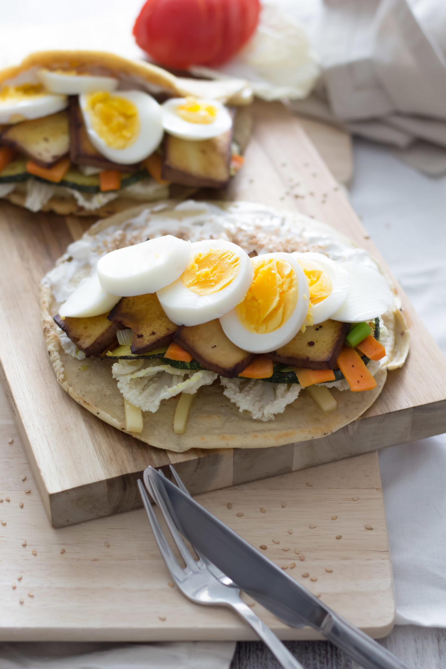 Veganes Omelette mit geröstetem Zucchinigemüse für deinen Osterbrunch!