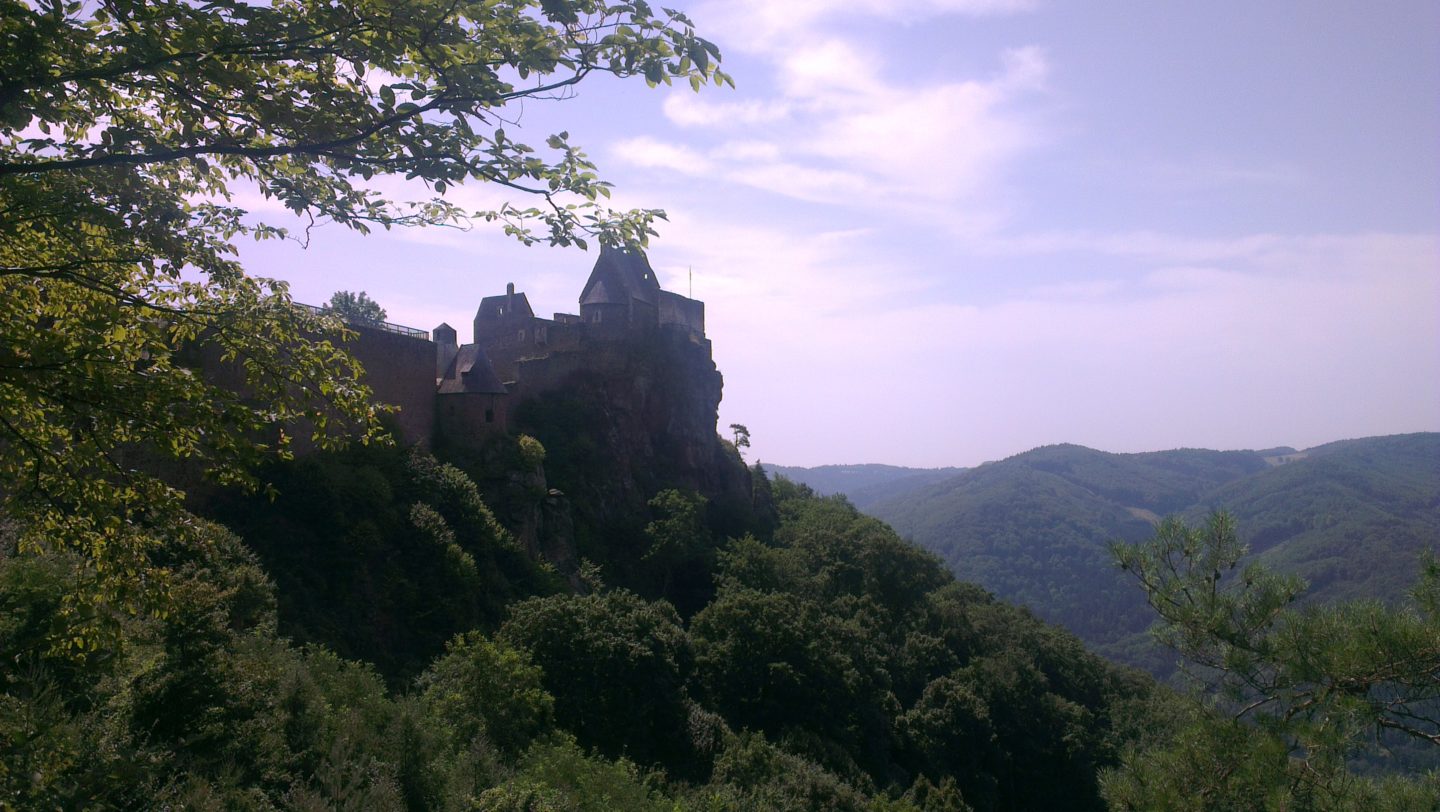 Burg Aggstein am Felsen
