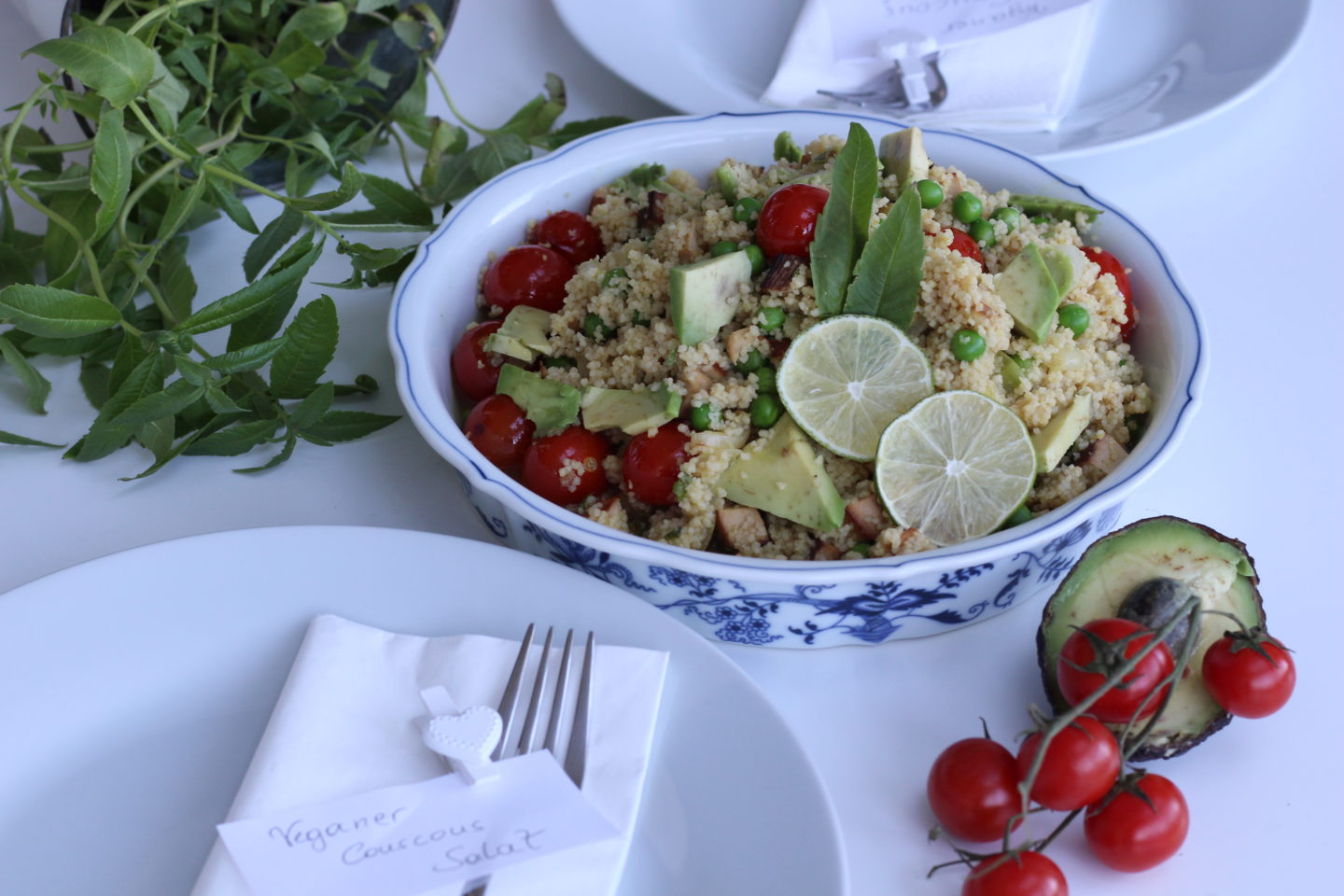 Veganer Couscous Salat mit Avocado und Zitronenverbene