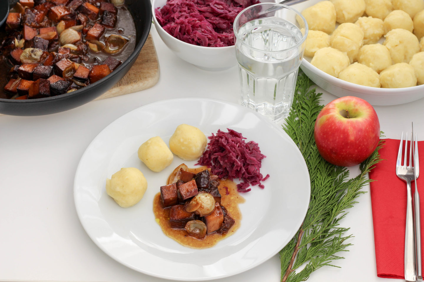 Veganes Tofuragout mit Kartoffelknödel und Rotkraut