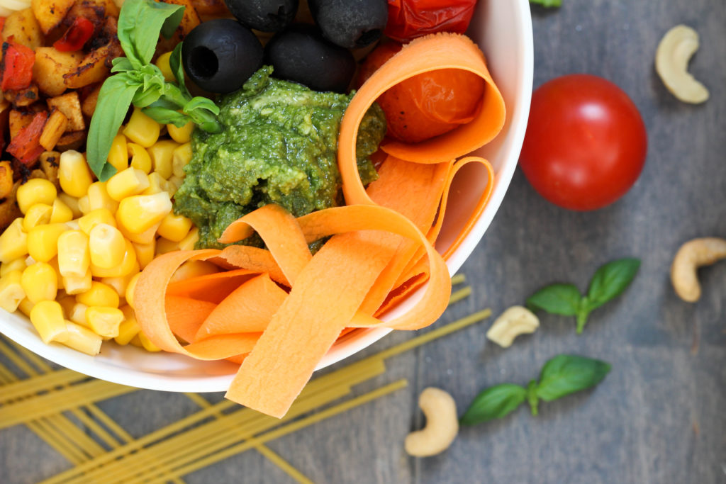 Vegan - Blog - DeinHomeSpa - Bowl- Bolognese - Powerfood - Healthy - Pesto 