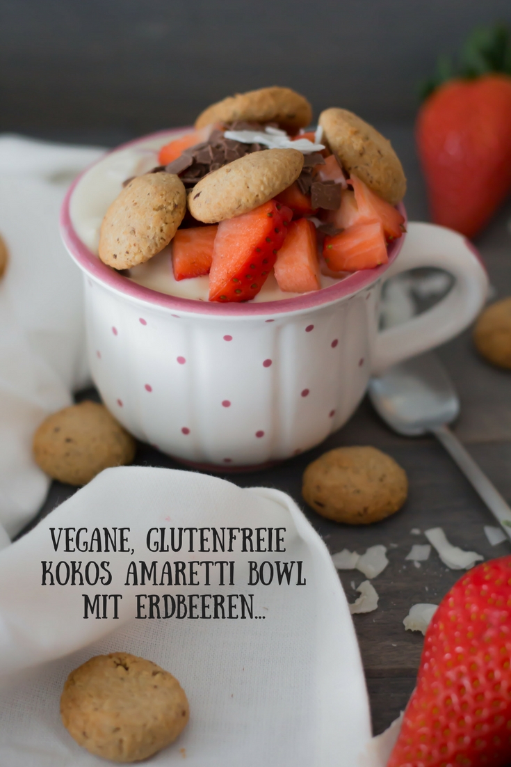 Vegane , glutenfreie Kokos Amaretti Bowl mit Erdbeeren...
