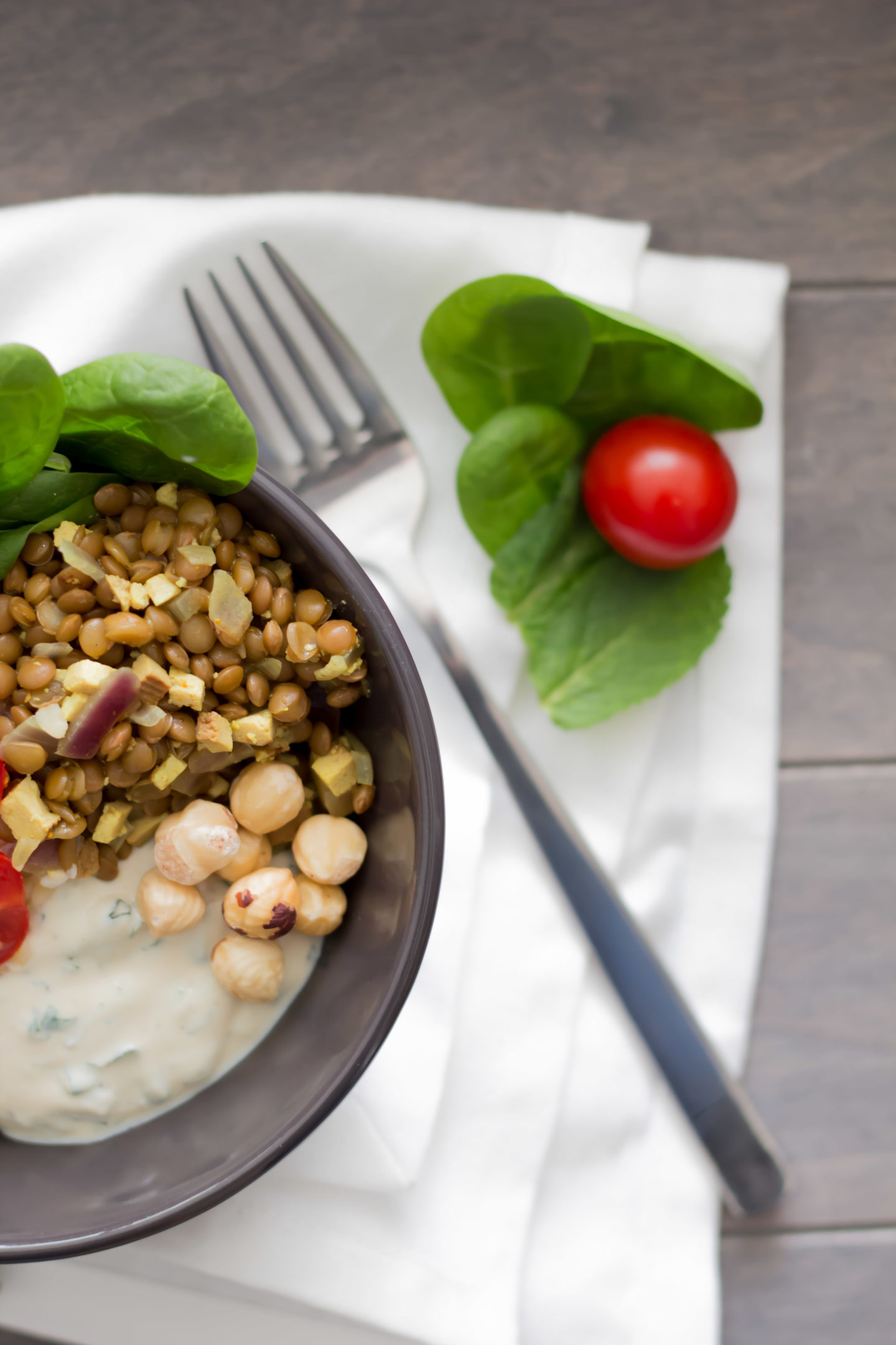  Vegane Spinat Bowl mit Linsen und erfrischender Minzecreme!