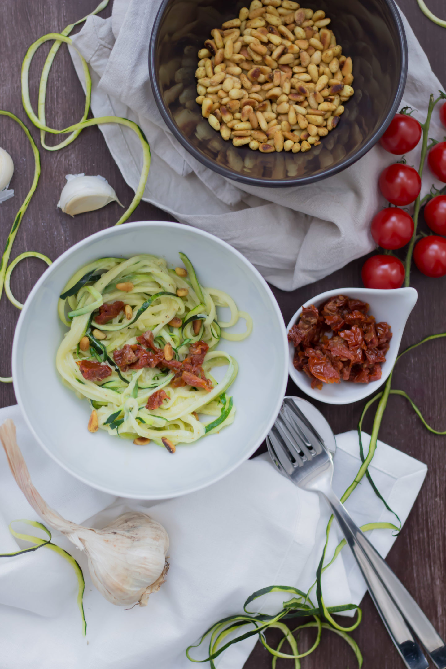 Vegane Zucchini Nudeln mit gerösteten Pinienkernen und Knoblauchsauce