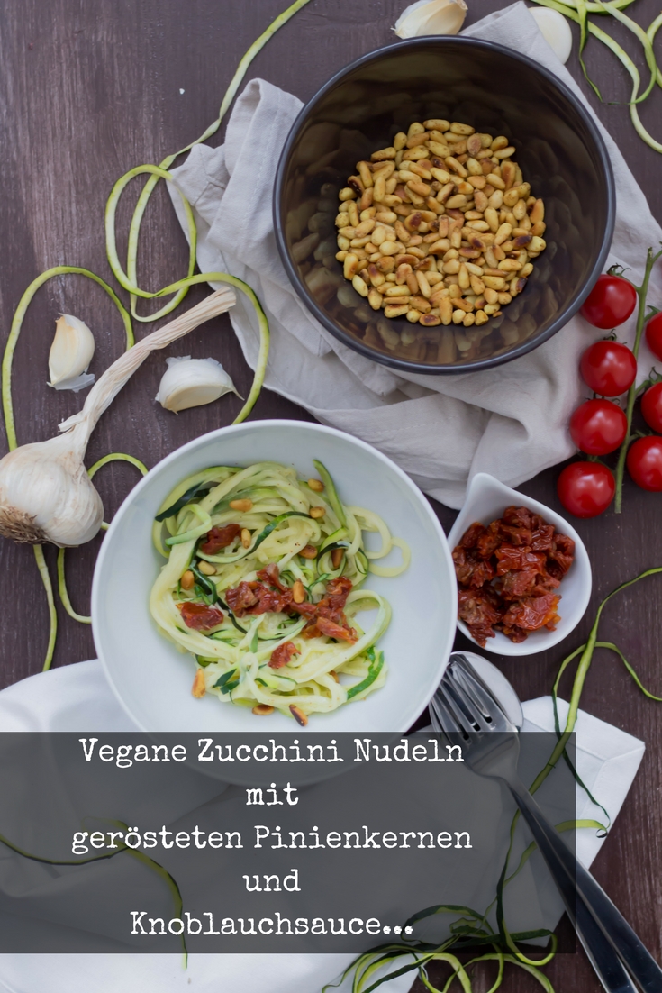 Vegane Zucchini Nudeln mit gerösteten Pinienkernen und Knoblauchsauce