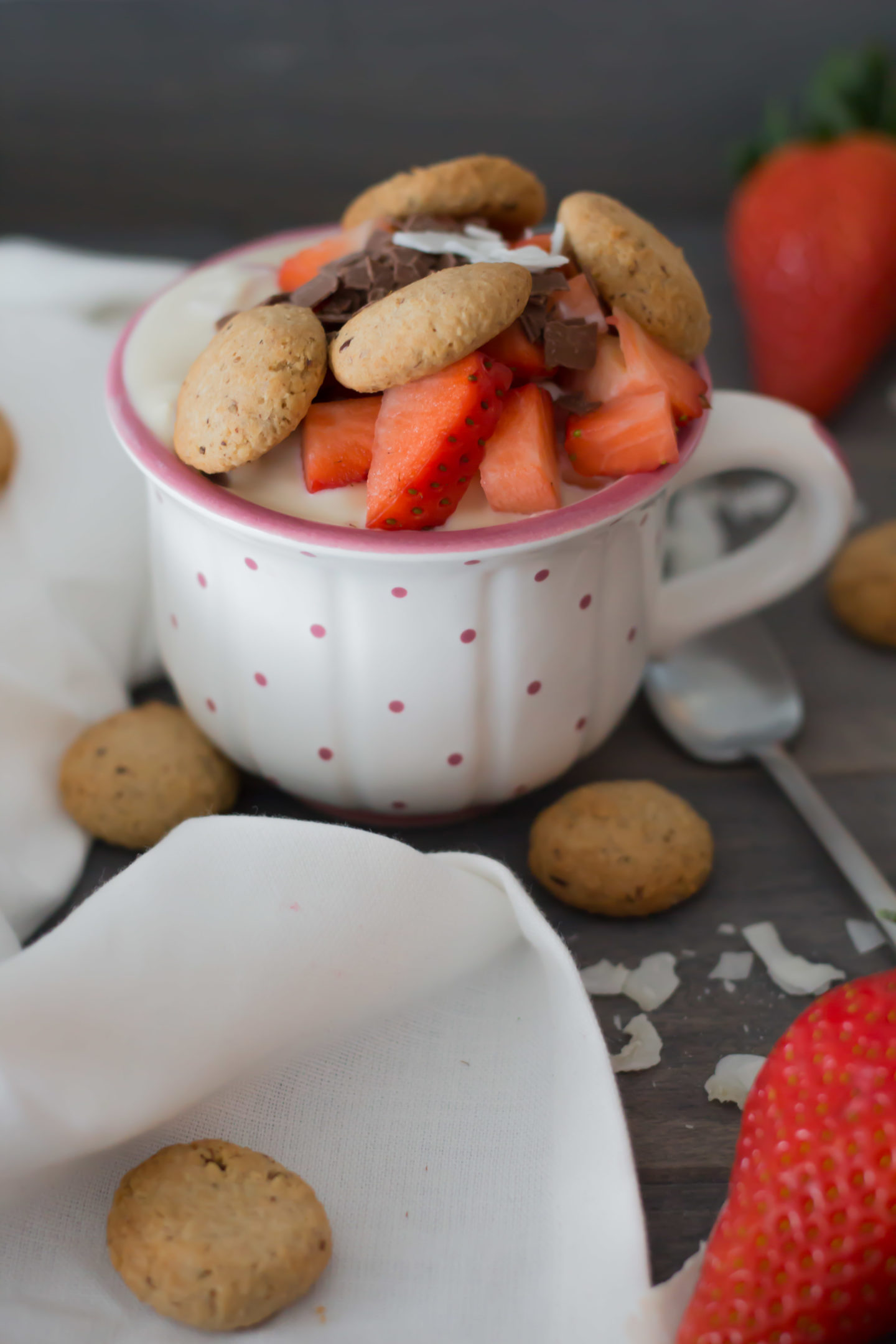 Vegane, glutenfreie Kokos Amaretti Bowl mit Erdbeeren