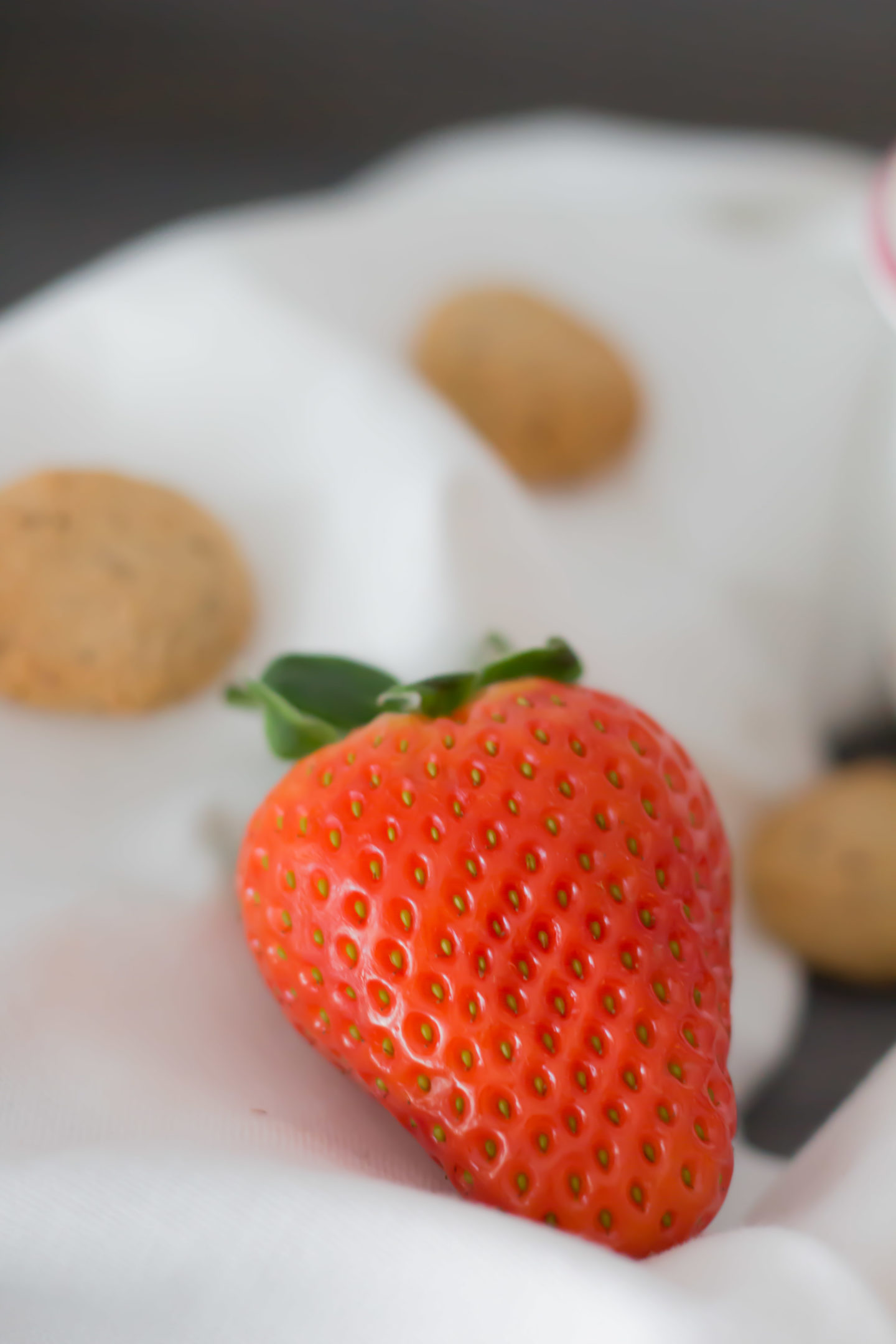 Vegane, glutenfreie Kokos Amaretti Bowl mit Erdbeeren