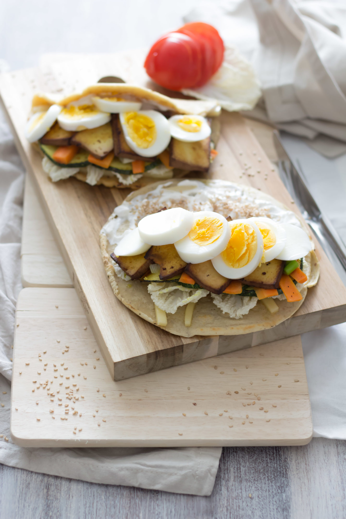 Veganes Omelette mit geröstetem Zucchinigemüse für deinen Osterbrunch! Wer mag kann gerne eine Veggie Variante mit Ei daraus machen...