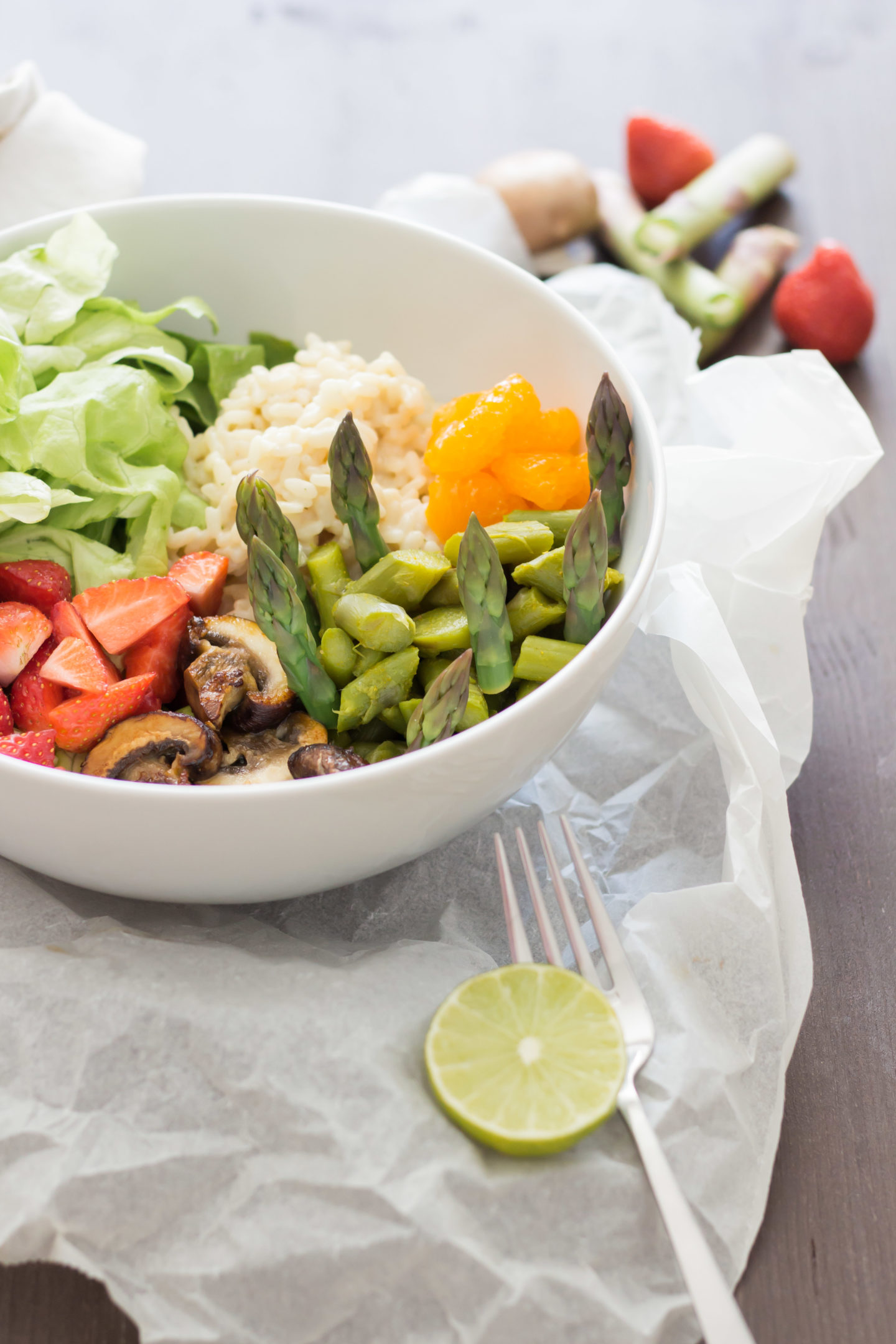Vegane Spargel Risotto Bowl mit Obst und Limettensaft - Frisch vom Wochenmarkt!