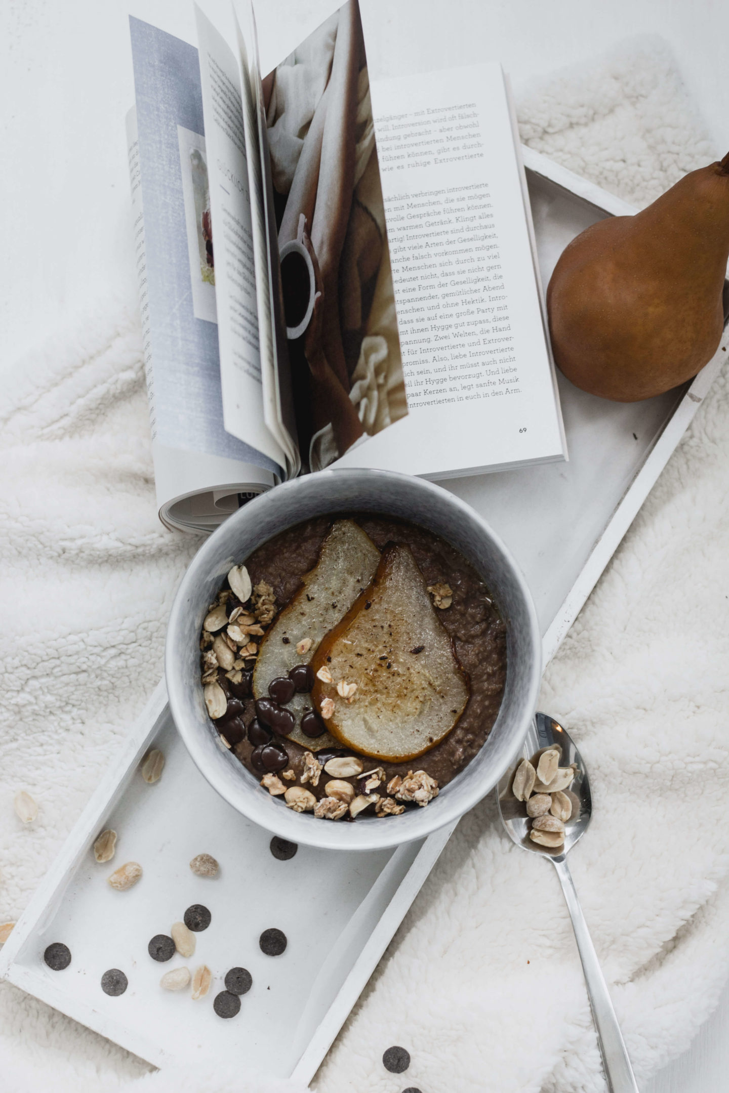 Schokoladen Hirsebrei mit Birne-Erdnüsse-Zuckerfrei-Granola-Soulfood-Veganes Frühstück-Dein HomeSpa – Food & Lifestyleblog aus dem Mostviertel