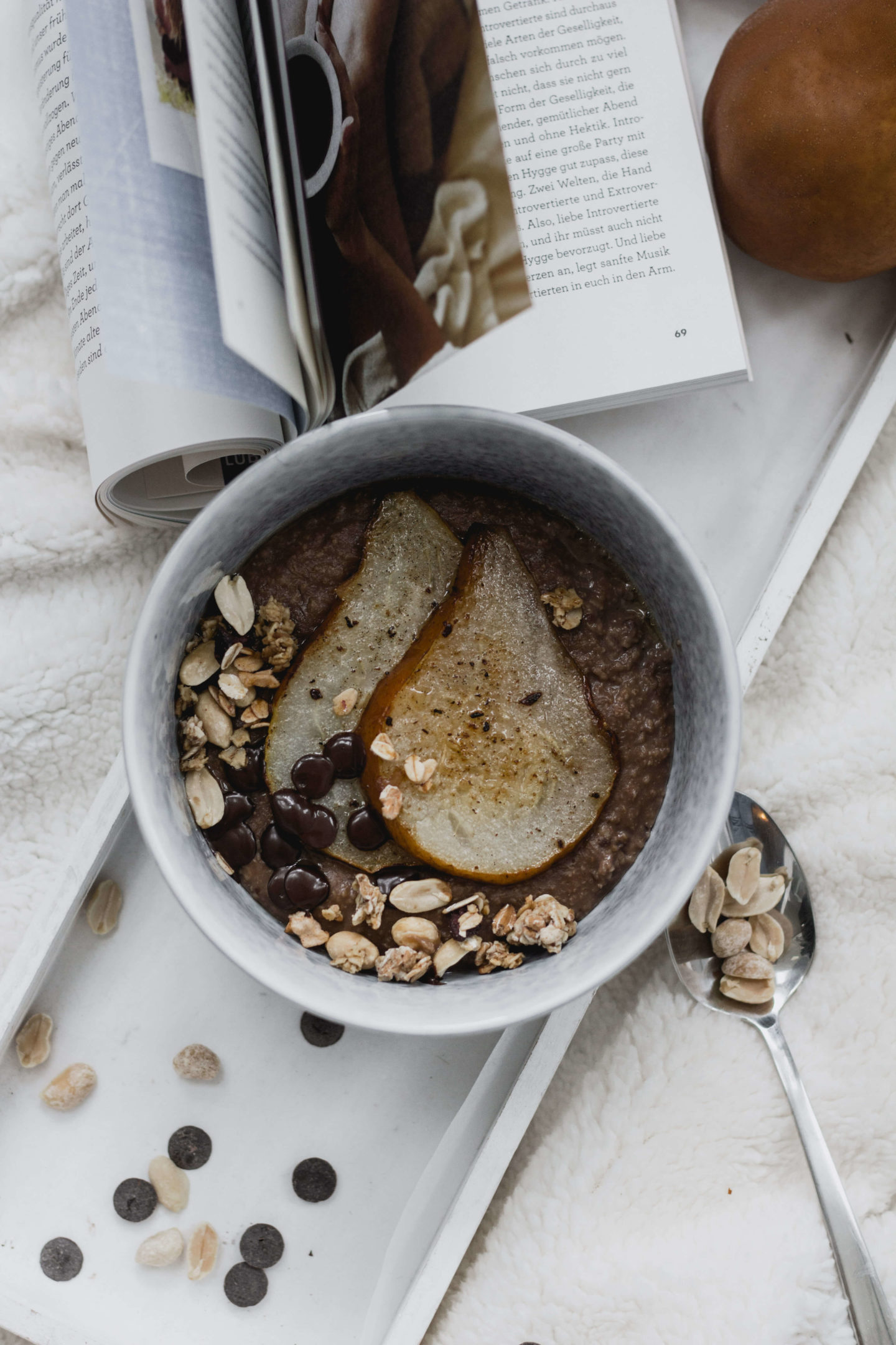 Schokoladen Hirsebrei mit Birne-Erdnüsse-Zuckerfrei-Granola-Veganes Frühstück-Dein HomeSpa – Food & Lifestyleblog aus dem Mostviertel