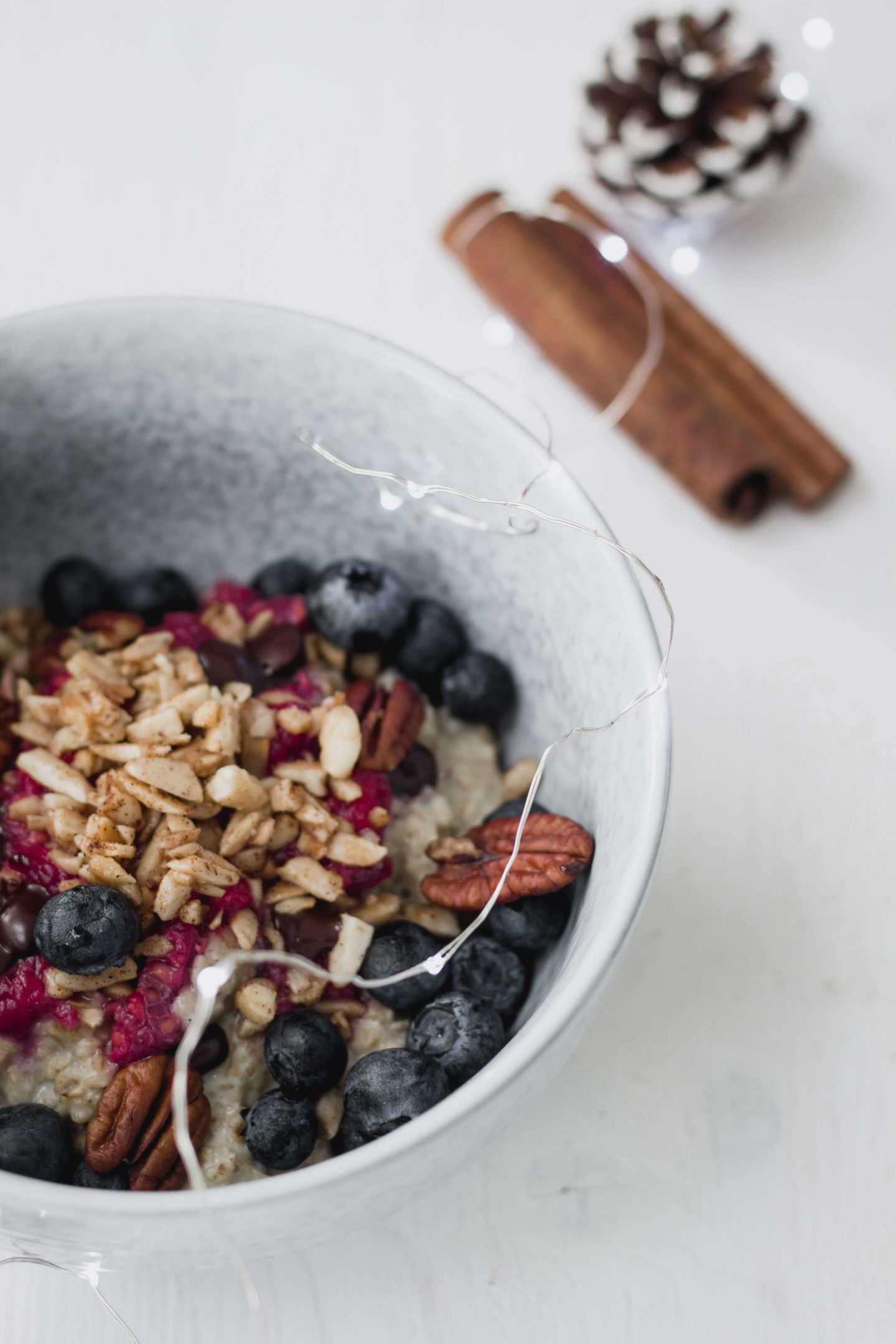 Vegane Porridge Bowl-gebrannte Mandeln- Pekanüsse-veganes Frühstück- Zimt-Himbeeren-Winter-Dein HomeSpa – Food & Lifestyleblog aus dem Mostviertel
