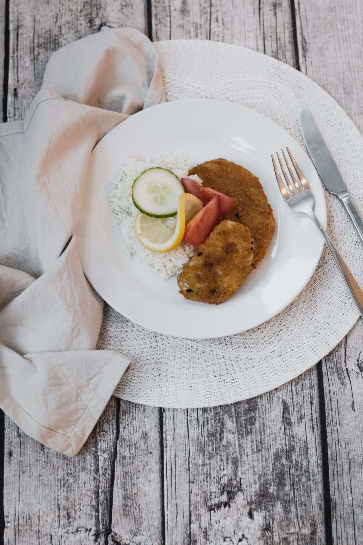 Veganes Sellerie Schnitzel mit Knusperpanier!-Gemüseschnitzel-Reis-Zitrone-Tomaten-Dein HomeSpa – Food & Lifestyleblog aus dem Mostviertel
